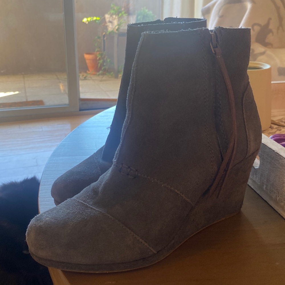 Toms. Used. 7.5. Booties. Gray.